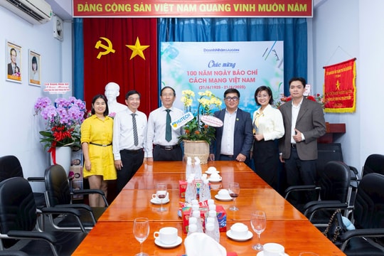 HUTECH thăm và chúc mừng Tạp chí Doanh Nhân Sài Gòn: Gắn kết báo chí, giáo dục và doanh nghiệp hướng đến phát triển bền vững HUTECH thăm và chúc mừng Tạp chí Doanh Nhân Sài Gòn: Gắn kết báo chí, giáo dục và doanh nghiệp hướng đến phát triển bền vững