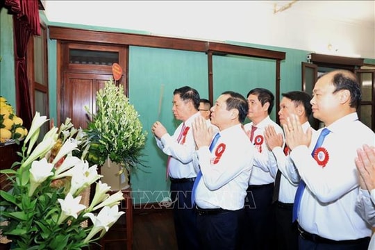 Bản tin chiều 20/6: Lễ báo công dâng Bác nhân kỷ niệm 100 năm Ngày Báo chí Cách mạng Việt Nam Bản tin chiều 20/6: Lễ báo công dâng Bác nhân kỷ niệm 100 năm Ngày Báo chí Cách mạng Việt Nam