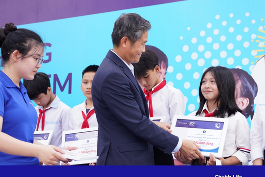 Trao tặng gần 2.000 học bổng và quà tặng, Chubb Life Việt Nam tiếp thêm động lực cho trẻ em hiếu học nhân Tháng Hành động vì trẻ em Trao tặng gần 2.000 học bổng và quà tặng, Chubb Life Việt Nam tiếp thêm động lực cho trẻ em hiếu học nhân Tháng Hành động vì trẻ em