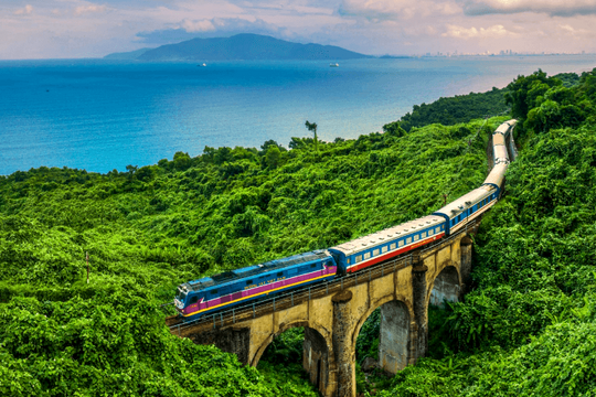 Tàu Thống Nhất dẫn đầu danh sách 24 hành trình tàu hỏa ấn tượng nhất thế giới