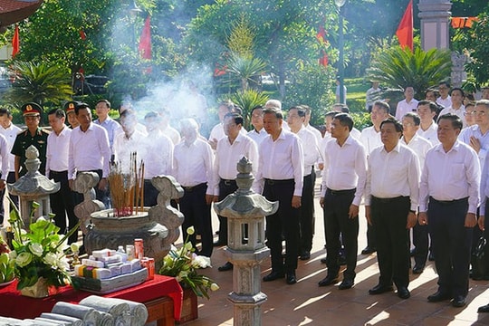 Tổng Bí thư Tô Lâm dâng hương tưởng niệm Chủ tịch Hồ Chí Minh và các Anh hùng liệt sĩ tại Quảng Bình Tổng Bí thư Tô Lâm dâng hương tưởng niệm Chủ tịch Hồ Chí Minh và các Anh hùng liệt sĩ tại Quảng Bình
