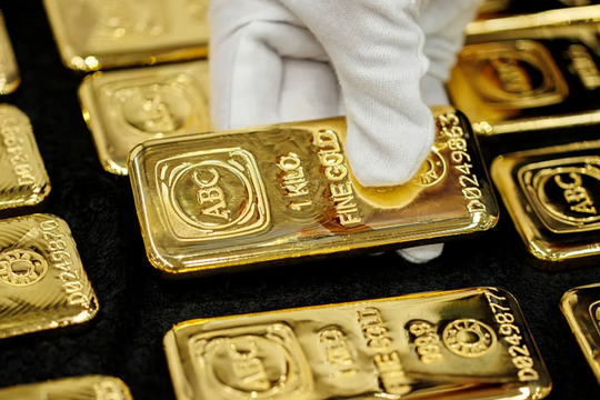 Giá vàng vượt mốc 3.300 USD/oz nhờ đồng USD chạm đáy 3 năm Giá vàng vượt mốc 3.300 USD/oz nhờ đồng USD chạm đáy 3 năm