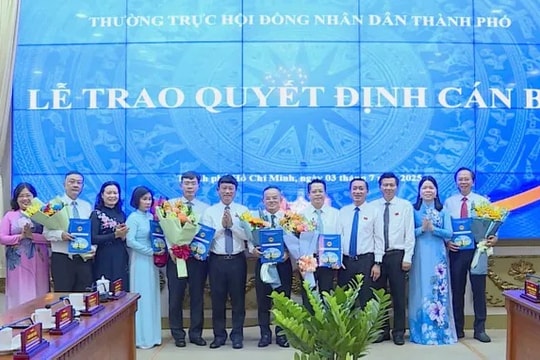 Chủ tịch HĐND TP.HCM trao quyết định bổ nhiệm nhiều cán bộ chủ chốt