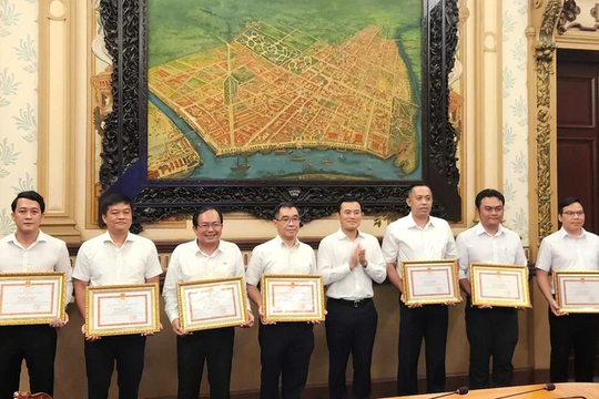 Chủ tịch UBND TP.HCM khen thưởng Sở Xây dựng về công bố 112 dự án miễn giấy phép xây dựng Chủ tịch UBND TP.HCM khen thưởng Sở Xây dựng về công bố 112 dự án miễn giấy phép xây dựng