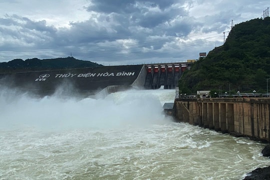 Thủy điện Hòa Bình chính thức mở cửa xả đáy thứ ba Thủy điện Hòa Bình chính thức mở cửa xả đáy thứ ba