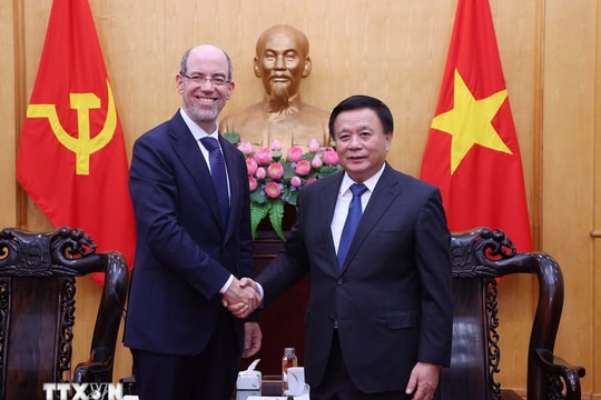 Hợp tác ứng dụng AI và dữ liệu lớn trong đào tạo cán bộ lãnh đạo tại Việt Nam Hợp tác ứng dụng AI và dữ liệu lớn trong đào tạo cán bộ lãnh đạo tại Việt Nam