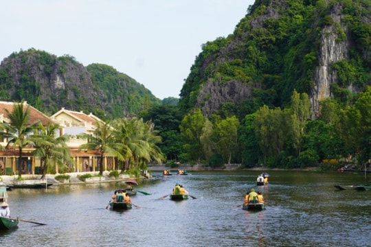 Ninh Bình tạm dừng hoạt động đón khách bằng tàu, xuồng để ứng phó với bão số 3 Ninh Bình tạm dừng hoạt động đón khách bằng tàu, xuồng để ứng phó với bão số 3
