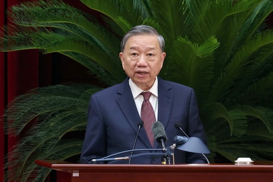 “Hàng thẳng, lối thông, đồng lòng cùng tiến” “Hàng thẳng, lối thông, đồng lòng cùng tiến”