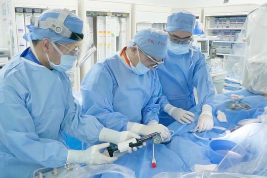 Lần đầu tiên ứng dụng thành công công nghệ phá vôi lòng mạch bằng sóng xung siêu âm (IVL) tại Việt Nam Lần đầu tiên ứng dụng thành công công nghệ phá vôi lòng mạch bằng sóng xung siêu âm (IVL) tại Việt Nam