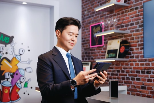 Ông Simon Sim - Phó Chủ tịch kiêm Giám đốc ngành hàng Trải nghiệm Di động Samsung Electronics Việt Nam: “Chúng tôi kiến tạo tương lai bằng trải nghiệm công nghệ toàn diện và cảm hứng sống khác biệt” Ông Simon Sim - Phó Chủ tịch kiêm Giám đốc ngành hàng Trải nghiệm Di động Samsung Electronics Việt Nam: “Chúng tôi kiến tạo tương lai bằng trải nghiệm công nghệ toàn diện và cảm hứng sống khác biệt”