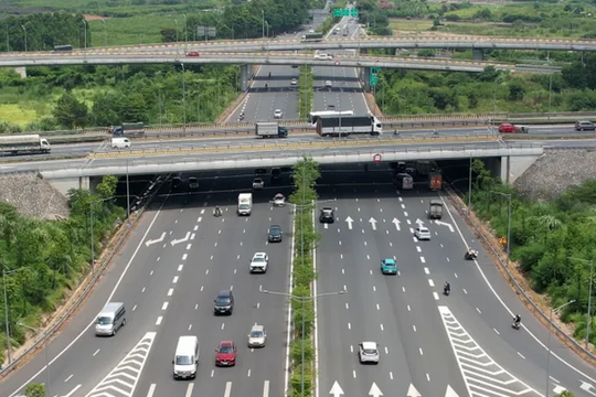 Thí điểm cấm xe tải lưu thông trên làn sát dải phân cách tại hai tuyến cao tốc trọng điểm