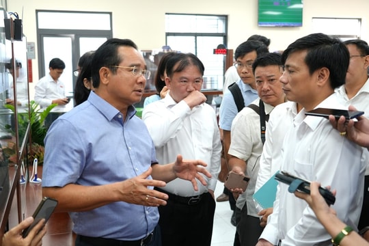 Chủ tịch UBND TP.HCM kiểm tra hoạt động Trung tâm Phục vụ Hành chính công phường Bà Rịa