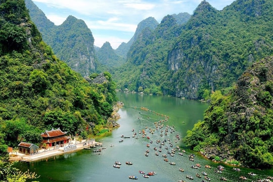 Ninh Bình tăng trưởng mạnh mẽ về du lịch, doanh thu vượt mốc 13.300 tỷ đồng Ninh Bình tăng trưởng mạnh mẽ về du lịch, doanh thu vượt mốc 13.300 tỷ đồng