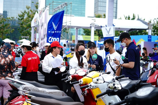 TP.HCM kêu gọi doanh nghiệp đồng hành hỗ trợ người dân, tài xế chuyển đổi sang xe điện