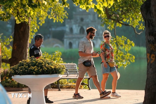 Bản tin trưa 11/8: Việt Nam miễn thị thực cho công dân 12 nước châu Âu; Giải ngân vốn đầu tư công đạt gần 44% kế hoạch Bản tin trưa 11/8: Việt Nam miễn thị thực cho công dân 12 nước châu Âu; Giải ngân vốn đầu tư công đạt gần 44% kế hoạch