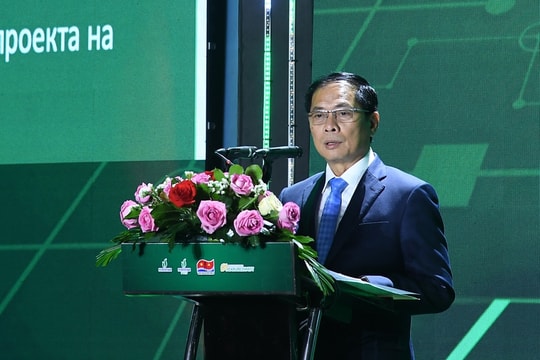 Vietsovpetro đón dòng dầu đầu tiên từ mỏ Kình Ngư Trắng - Kình Ngư Trắng Nam