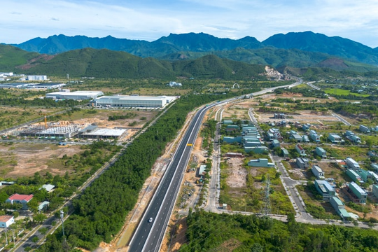 Thông tuyến cao tốc Bắc - Nam từ Hà Nội đến Đà Nẵng dài khoảng 750 km