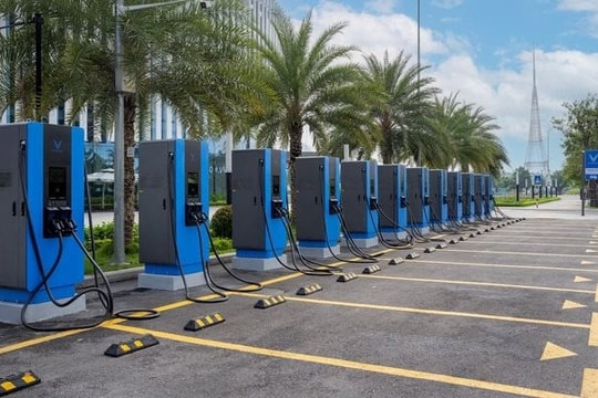 Bộ Công Thương đề xuất hai phương án giá điện cho sạc xe điện Bộ Công Thương đề xuất hai phương án giá điện cho sạc xe điện