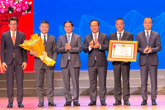 Sở Ngoại vụ TP.HCM đón nhận Huân chương Lao động hạng Nhất