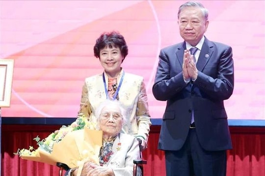 Trao tặng danh hiệu Anh hùng Lao động cho nguyên Phó chủ tịch nước Nguyễn Thị Bình