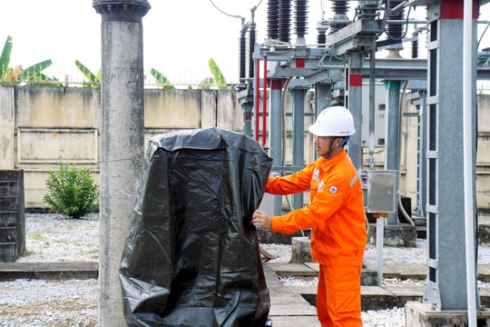 Điện lực miền Bắc huy động tổng lực khôi phục sau bão số 5 Điện lực miền Bắc huy động tổng lực khôi phục sau bão số 5