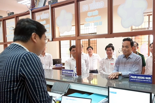Bí thư Thành ủy TP.HCM Trần Lưu Quang khảo sát công tác giải quyết hồ sơ hành chính tại Côn Đảo Bí thư Thành ủy TP.HCM Trần Lưu Quang khảo sát công tác giải quyết hồ sơ hành chính tại Côn Đảo