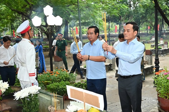 Bí thư Thành ủy TP.HCM Trần Lưu Quang dâng hương tưởng niệm Anh hùng liệt sĩ tại Côn Đảo