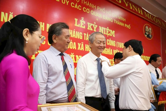 Đảng ủy UBND TP.HCM trao Huy hiệu Đảng cho 66 đảng viên Đảng ủy UBND TP.HCM trao Huy hiệu Đảng cho 66 đảng viên