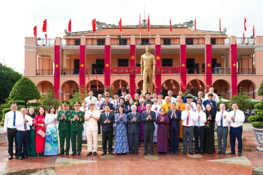 Lãnh đạo TP.HCM dâng hoa, dâng hương tưởng niệm Chủ tịch Hồ Chí Minh và các Anh hùng liệt sĩ