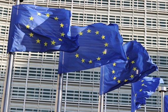 EU lần đầu tiên thặng dư thương mại với Nga sau hơn 20 năm EU lần đầu tiên thặng dư thương mại với Nga sau hơn 20 năm