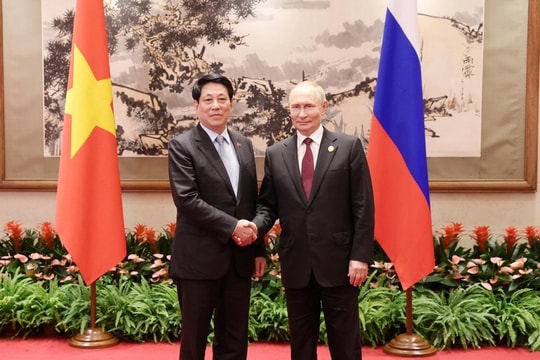 Chủ tịch nước Lương Cường hội kiến Tổng thống Nga Vladimir Putin Chủ tịch nước Lương Cường hội kiến Tổng thống Nga Vladimir Putin
