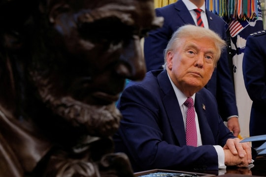 Ông Trump ký sắc lệnh miễn thuế cho 45 nhóm hàng hóa Ông Trump ký sắc lệnh miễn thuế cho 45 nhóm hàng hóa
