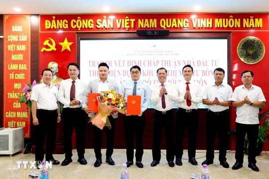 Khánh Hòa trao quyết định chấp thuận nhà đầu tư siêu dự án gần 70.000 tỷ đồng Khánh Hòa trao quyết định chấp thuận nhà đầu tư siêu dự án gần 70.000 tỷ đồng