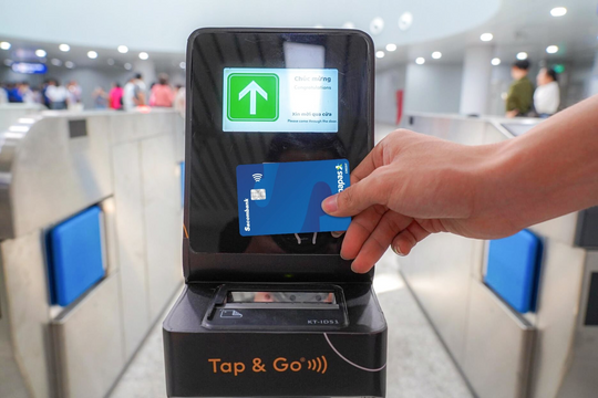 Metro số 1 triển khai thí điểm thanh toán không tiền mặt tại 4 ga trung tâm Metro số 1 triển khai thí điểm thanh toán không tiền mặt tại 4 ga trung tâm