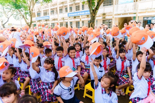 Caravan Lan tỏa yêu thương lần 7: Doanh nhân chung tay vì tri thức trẻ em vùng sâu, vùng xa Caravan Lan tỏa yêu thương lần 7: Doanh nhân chung tay vì tri thức trẻ em vùng sâu, vùng xa