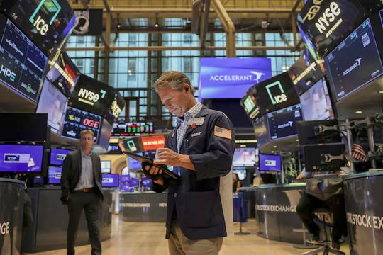 Phố Wall điều chỉnh nhẹ trước thềm quyết định lãi suất của Fed Phố Wall điều chỉnh nhẹ trước thềm quyết định lãi suất của Fed