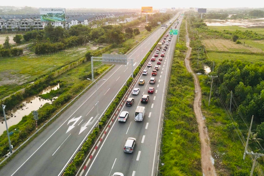 Mở rộng lệnh cấm xe tải, xe khách vào làn tốc độ cao trên 8 cao tốc Mở rộng lệnh cấm xe tải, xe khách vào làn tốc độ cao trên 8 cao tốc