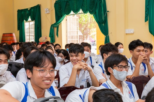 "Tối hậu thư" từ Chủ tịch TP.HCM: Rà soát và sửa chữa ngay trường học hư hỏng "Tối hậu thư" từ Chủ tịch TP.HCM: Rà soát và sửa chữa ngay trường học hư hỏng