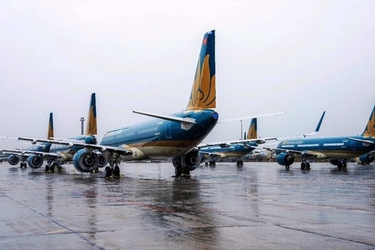 Hoạt động hàng không gián đoạn do bão số 10, hàng trăm chuyến bay bị ảnh hưởng Hoạt động hàng không gián đoạn do bão số 10, hàng trăm chuyến bay bị ảnh hưởng