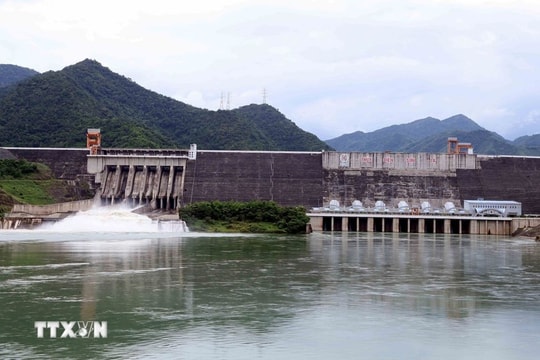 Thủy điện Sơn La mở một cửa xả đáy để đảm bảo an toàn hồ chứa Thủy điện Sơn La mở một cửa xả đáy để đảm bảo an toàn hồ chứa