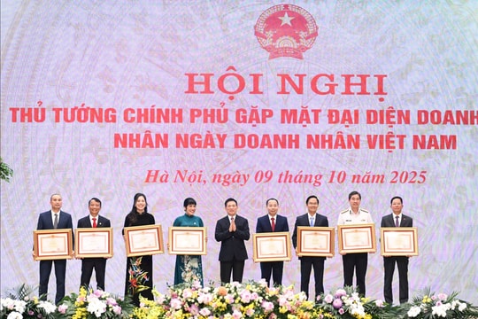 Tổng Giám đốc Phuc Khang Corporation Lưu Thị Thanh Mẫu nhận Bằng khen của Thủ tướng Chính phủ Tổng Giám đốc Phuc Khang Corporation Lưu Thị Thanh Mẫu nhận Bằng khen của Thủ tướng Chính phủ