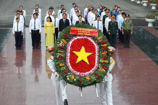 Lãnh đạo TP.HCM dâng hương tưởng niệm các Anh hùng liệt sĩ trước thềm Đại hội đại biểu Đảng bộ TP.HCM lần thứ I Lãnh đạo TP.HCM dâng hương tưởng niệm các Anh hùng liệt sĩ trước thềm Đại hội đại biểu Đảng bộ TP.HCM lần thứ I