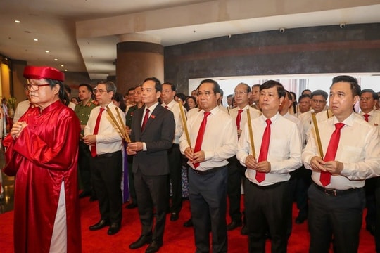 Đoàn đại biểu Đại hội Đảng bộ TP.HCM dâng hương tưởng niệm các Vua Hùng