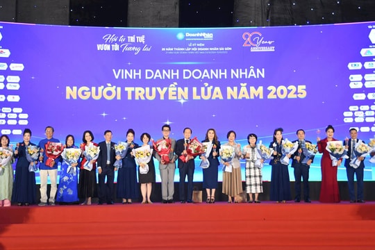 Hội Doanh nhân Sài Gòn vinh danh “Người truyền lửa” nhân dịp 20 năm thành lập Hội Hội Doanh nhân Sài Gòn vinh danh “Người truyền lửa” nhân dịp 20 năm thành lập Hội