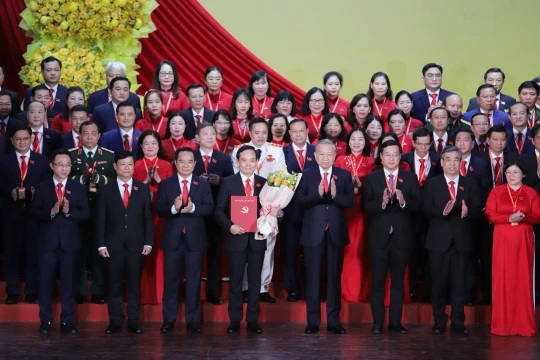 Ông Trần Lưu Quang giữ chức Bí thư Thành ủy TP.HCM nhiệm kỳ 2025 - 2030 Ông Trần Lưu Quang giữ chức Bí thư Thành ủy TP.HCM nhiệm kỳ 2025 - 2030
