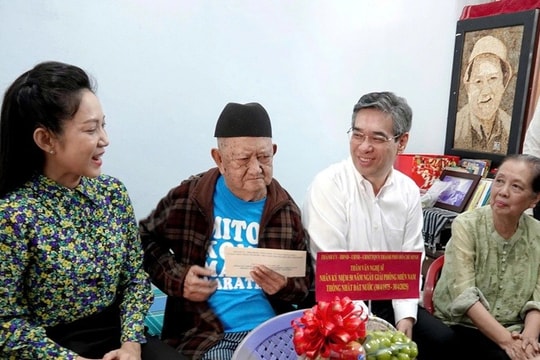 TP.HCM tri ân các văn nghệ sĩ tiêu biểu nhân kỷ niệm 50 năm văn học nghệ thuật thành phố TP.HCM tri ân các văn nghệ sĩ tiêu biểu nhân kỷ niệm 50 năm văn học nghệ thuật thành phố