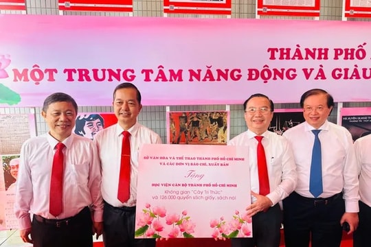 Trao tặng Không gian “Cây tri thức” và 126.000 quyển sách cho Học viện Cán bộ TP.HCM Trao tặng Không gian “Cây tri thức” và 126.000 quyển sách cho Học viện Cán bộ TP.HCM