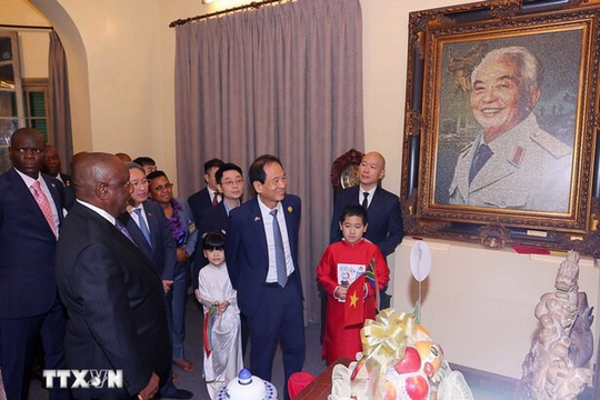 Tổng thống Nam Phi Matamela Cyril Ramaphosa thăm gia đình Đại tướng Võ Nguyên Giáp Tổng thống Nam Phi Matamela Cyril Ramaphosa thăm gia đình Đại tướng Võ Nguyên Giáp