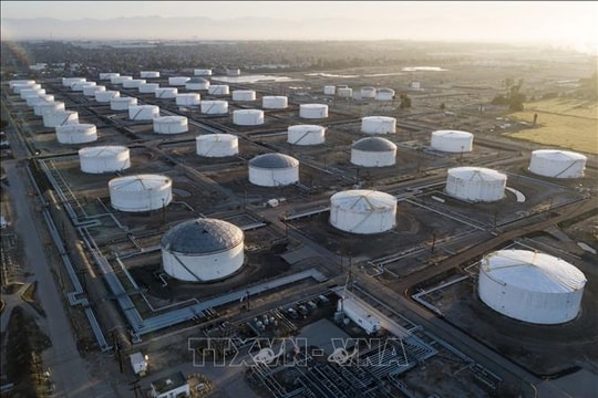 Giá dầu xuống thấp nhất trong hai tuần do lo ngại dư cung