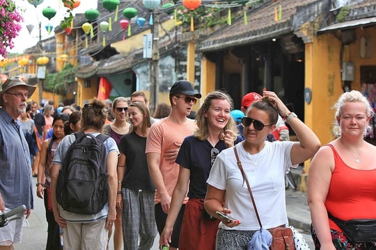 Ngành du lịch Việt Nam khởi sắc, lượng khách quốc tế đạt gần 17,2 triệu lượt sau 10 tháng